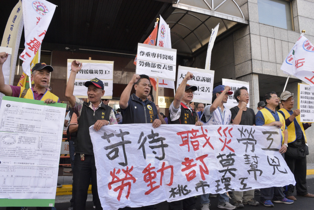 桃園市環保工會前往勞動部前陳情，希望勞動部可以駁回桃園市清潔稽查大隊的訴願，以及要求清潔隊補償林星位的工資。圖／鍾孟軒