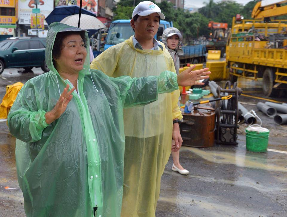 高雄氣爆12天，各界捐款仍持續湧入社會局專戶，累計金額已近30億，協助高雄同胞重建家園。(截自陳菊臉書)