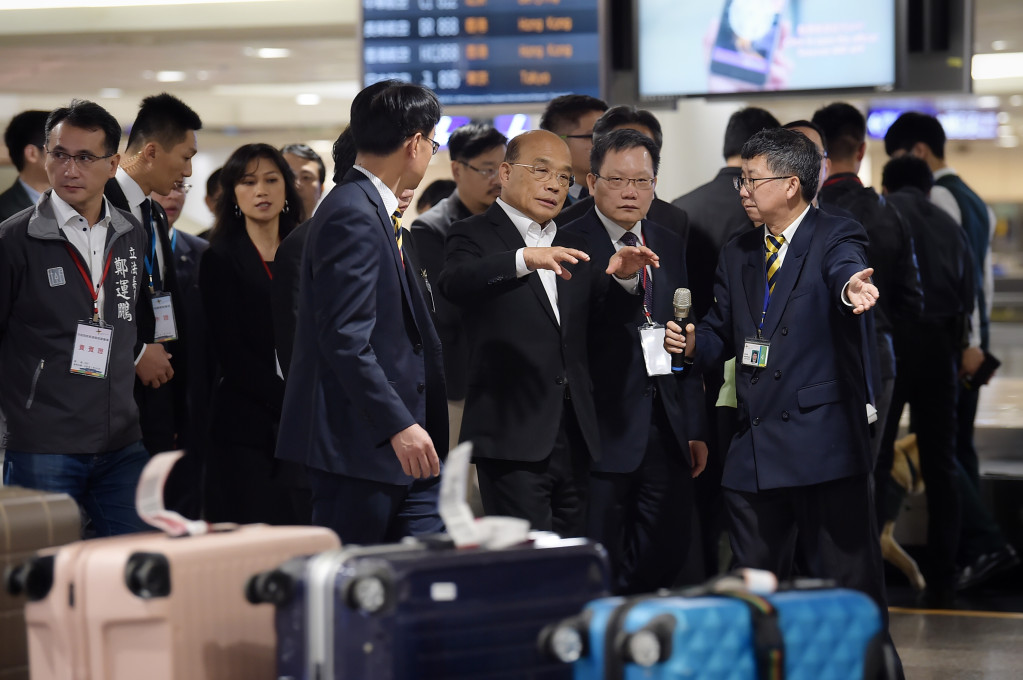 行政院長蘇貞昌今（14）日上任後隨即衝衝衝，前往桃園機場視察邊境防堵非洲豬瘟檢疫作業。圖／行政院提供