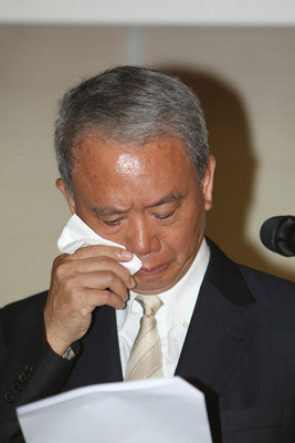 接二連三的食安事件引爆民怨串連抵制頂新產品，味全、正義食品前董事長魏應充11日首度出面哽咽向社會大眾道歉（中央社）