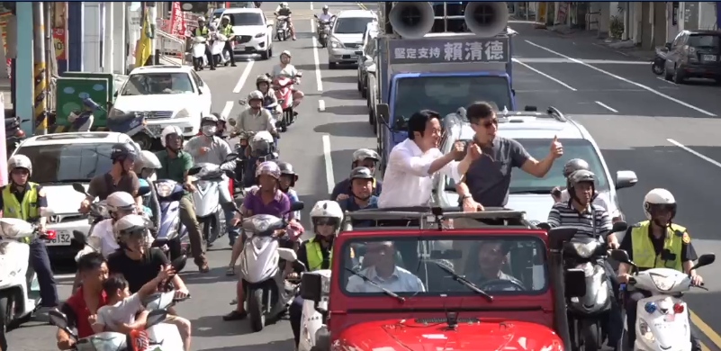 民進黨總統初選參選人賴清德「壯大台灣車隊遊行」今（9）日從屏東出發，立委鍾佳濱和賴清德站在吉普車上向鄉親問好。圖／擷自賴清德臉書直播