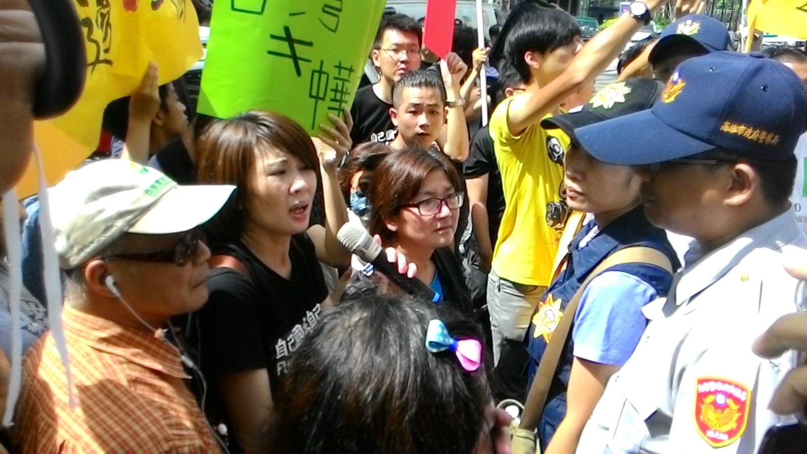 米其林（黑衣）在高雄漢來巨蛋場外，不滿「迎中賣台」數度衝撞統派團體，成為當日漏網新聞最搶眼的台獨女悍將。（記者 陳俊廷攝）