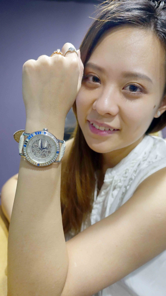 許嘉純與自己設計的手錶。(記者蔡育豪攝影)