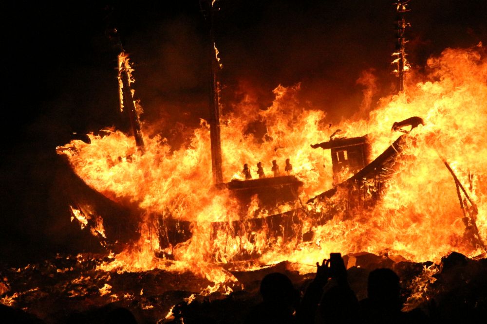 屏東縣琉球鄉三隆宮迎王平安祭典今在中澳沙灘舉行燒王船，3年一科的琉球迎王祭典圓滿落幕。（照片/屏東縣府提供）