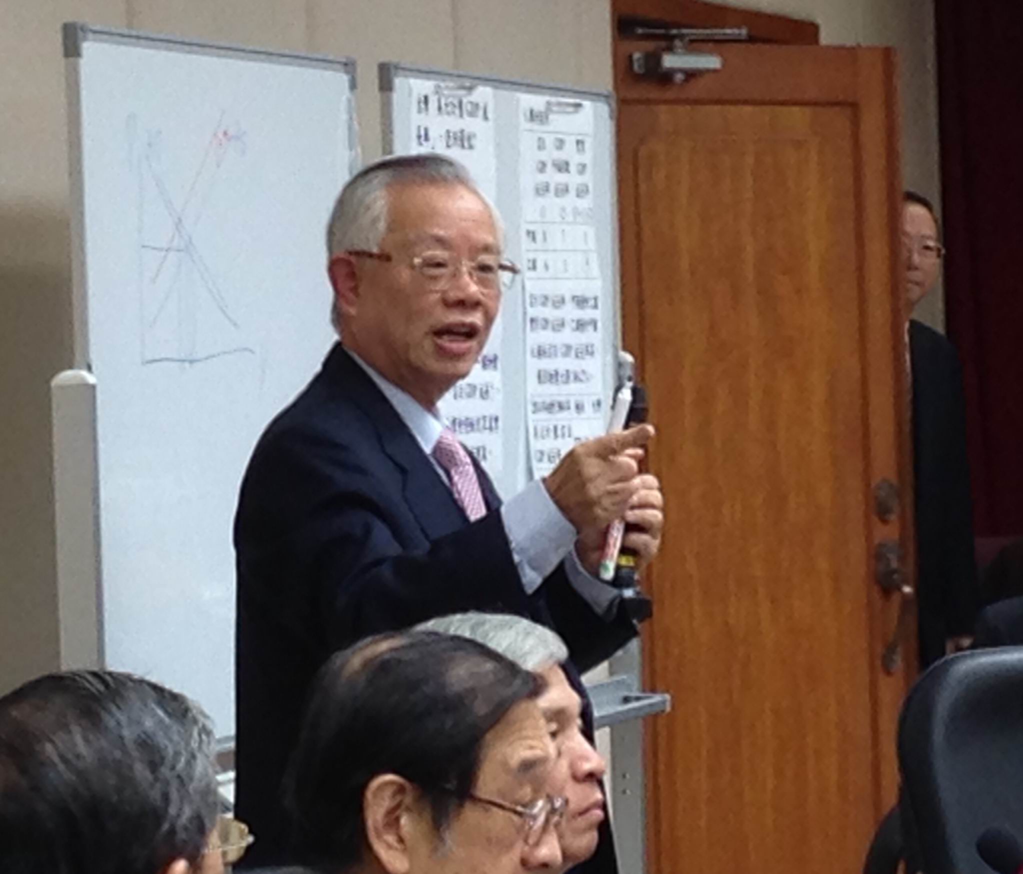 央行今日舉行第四季理監事會議，如預期維持利率水準不變，但央行總裁彭淮南（圖）預估美國明年4月之後仍可能調整利率，也特別呼籲房貸族還是要留意風險。（陳文蔚攝）