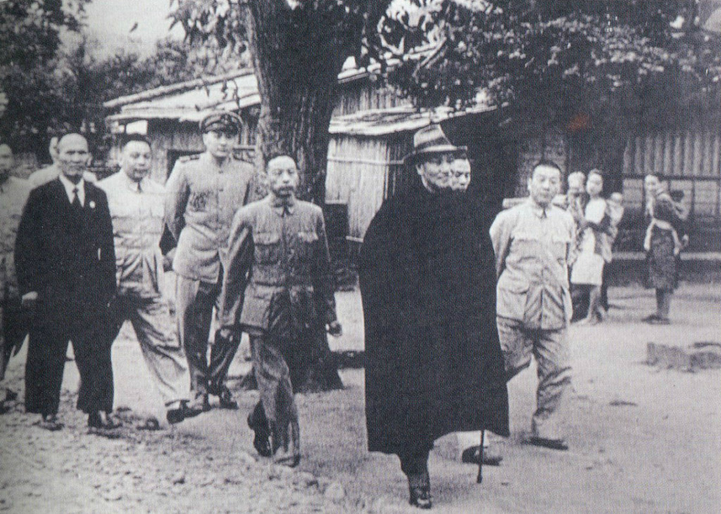 1950年，林瑞昌（左一）陪同蔣介石視察角板山，1952年他在省議員任內被構陷涉人高山族匪諜案，1954年4月17日槍斃。圖／翻攝自台灣歷史圖說