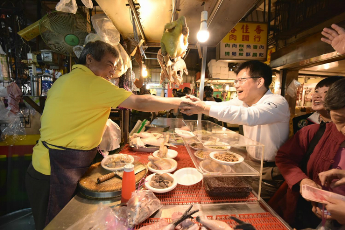 台中市長候選人林佳龍掃街拜票。(林佳龍辦公室提供)