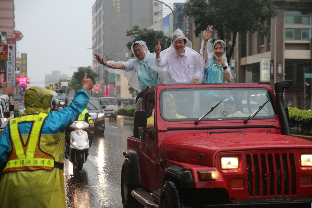 壯大台灣車隊今日出發前，賴清德對支持者喊話，他堅持不怕風雨向前行，請大家接到電話冷靜思考，若不想成為第二個香港，賴清德是最有能力捍衛台灣民主的人。圖／賴清德團隊提供