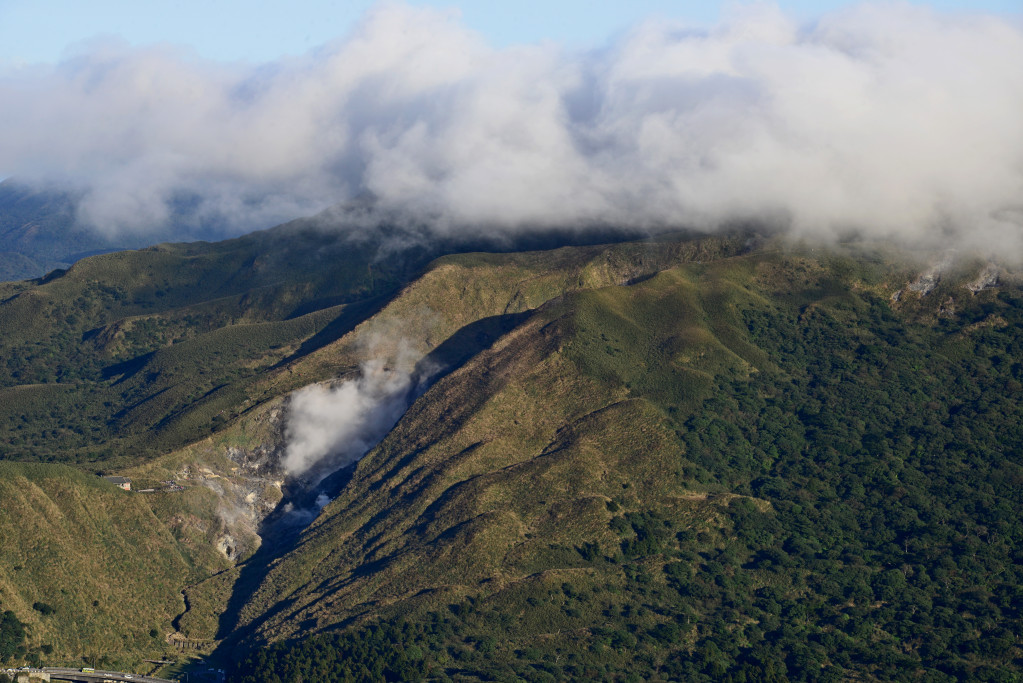 日前七星山東南麓噴出大量氣體，地調所現勘發現當地「帶狀破裂區」沒有新生成的火山噴氣口，且監測資料也顯示大屯火山地區火山活動跡象穩定，沒有異常，排除火山與斷層活動，推斷冒煙現象可能為氣候產生煙霧。圖／郭文宏攝