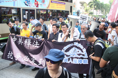 中國人大7日藉由釋法封殺香港本土派議員，圖為6日香港市民上街抗議中國人大釋法。圖／中央社（資料照）
