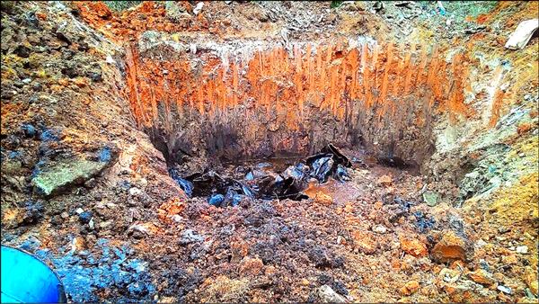 臺灣農地的污染從1988年，桃園縣蘆竹鄉中福地區發現鎘米的污染，至今將近30年，多年來的農地污染事件無視於各項法規的加嚴仍如火如荼地發生。（圖／資料來源自由時報，由黃慧芬教授提供）