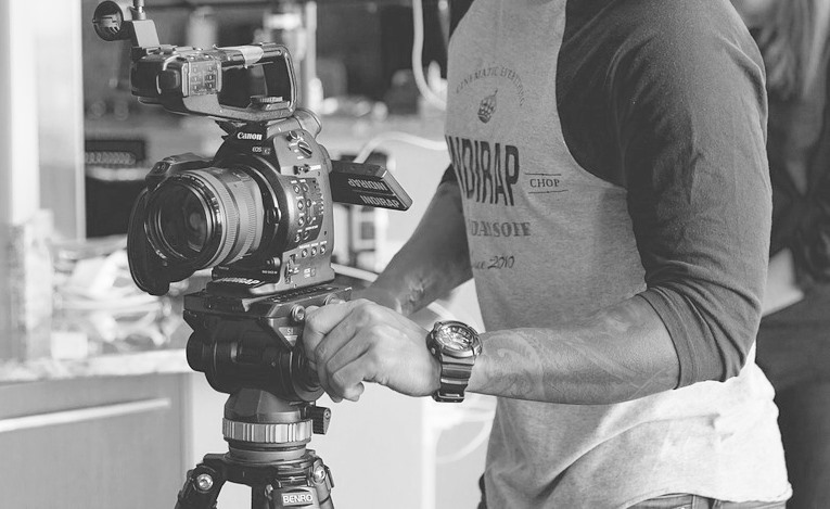 為何觀眾看電影、看電視不是文化，只有拍電影、拍電視才是文化？文化人就比一般觀眾更為平等？圖／取材自 pixabay（CC0 Public Domain），民報後製處理