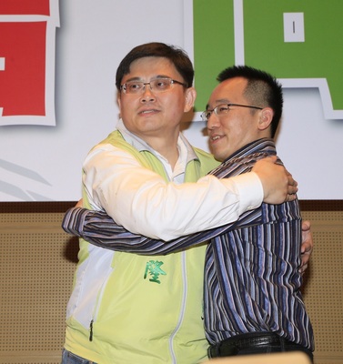 前總統陳水扁兒子陳致中（右）日前宣布退出立委選舉，與基層一起支持賴瑞隆（左）選立委。民進黨初選民調結果由賴瑞隆勝出。（中央社資料照片）