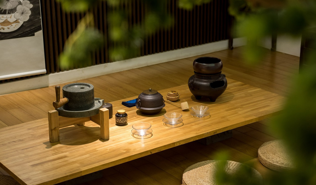 日本的高中設有茶道部，為成人之前的禮儀必修課，大學畢業後，每個地方都有茶道文化的鑑定考試，分成一到四級。茶道講究清心節欲，逐漸和禪道結合，成為一種日常生活的修行，近年來更發展成商場觀光模式出現，吸引老外在旅行中留下體驗，價格昂貴。圖／Pixabay