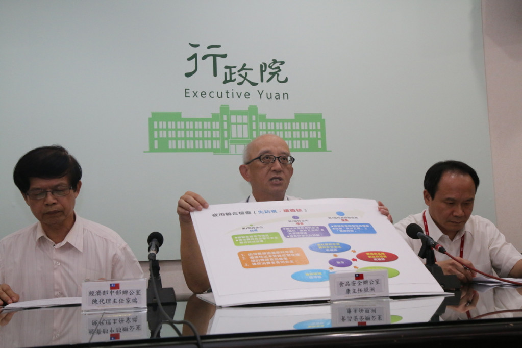 行政院食品安全辦公室主任康照洲(中)表示,全台夜市稽查第二階段,查獲台中、高雄夜市兩包辣椒醬防腐劑超標。圖/何豪毅攝