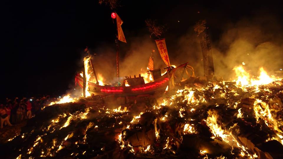 內政部放寬海岸活動限制，未來只要是王船祭、飛魚季等祭典儀式或慶典活動等六大類活動，只需要在活動前15日向管理機關或地方主管機關報備即可，不須再申請獨占使用許可。圖／取自小琉球三隆宮王爺廟臉書