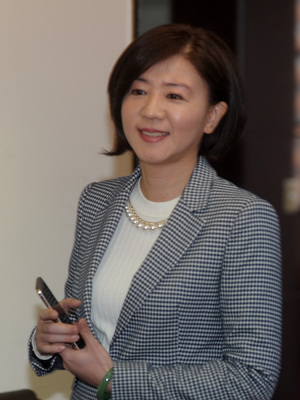 國民黨立委王育敏(圖)2日在衛環委員會召委選舉,意外獲得抽籤確定時,為自己抽中召委,喜出望外。(中央社)