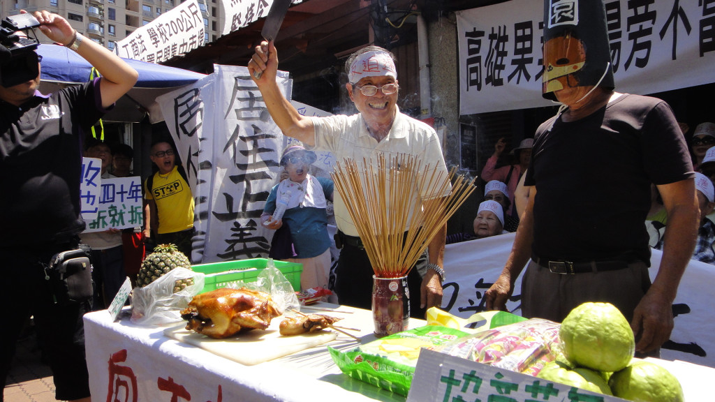 高雄民族路果菜市場徵收拆遷爭議，近日傳出市政府將於8月拆除，自救會「剁雞頭」表示將抗爭到底。圖／自救會提供