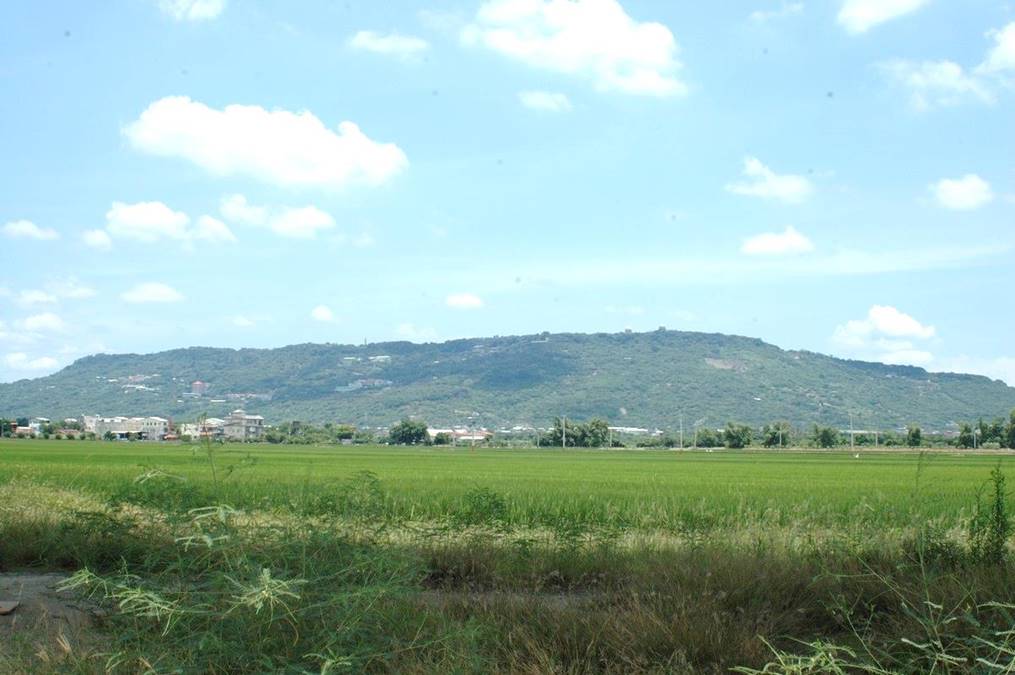 大崗山，荷蘭人以其山頂平坦如桌面，稱為de TafeL，譯為桌山。圖／呂自揚攝影。