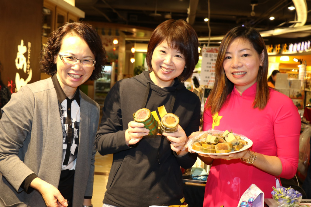 立委林麗蟬（中）開直播幫忙推銷新住民美食。圖／張添福