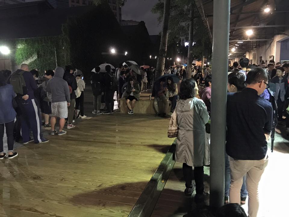 因為文化部舉辦的「台灣音樂潮」獨立樂團活動音響「強碰」，內場legacy的演出因此延後超過2小時進場，大批觀眾在場外排隊等待。（讀者巴度提供）20151101
