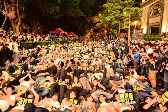 由上百個團體發起的巢運104夜宿行動，約2萬人參與，「怒躺仁愛路帝寶」，要求「滅金權，爭公平，給我住得起！」(圖由巢運提供)
