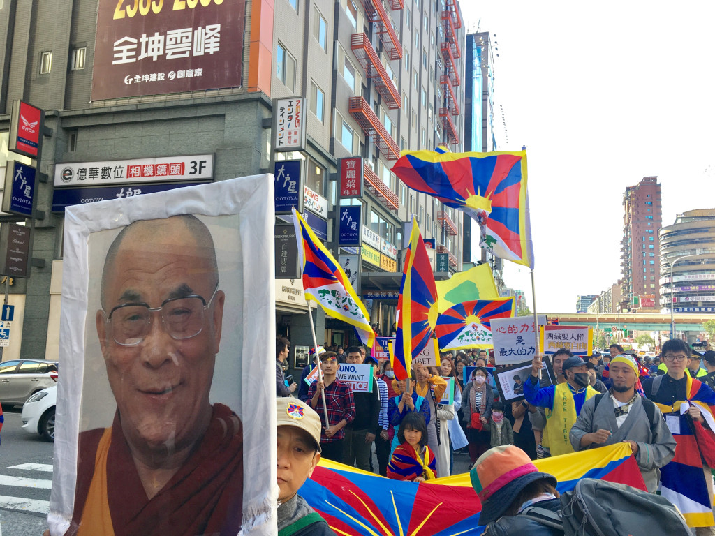 據已故的第十世班禪喇嘛所總結的情況，中共對藏人的屠殺，主要發生在1959年藏人起義之後，那時有幾十萬藏人被抓捕，被迫害至死，更多的藏人餓死於六十年代的大飢荒中。（台灣人權相關團體在310圖博抗暴的59週年紀念日，於台北市街頭舉辦遊行。民報資料圖）
