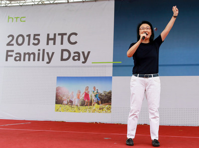 宏達電在大降財測後連吞兩根跌停板,10日終於爆量打開跌停甚至翻紅,就連商界人士也同情聲四起,但一路看衰的財信傳媒董事長謝金河則以過去風光的光碟片、觸控面板股的教訓,提醒股民「印象溢價」可能會讓人損失慘重,股王春天去了不會再回來!(圖為宏達電董事長王雪紅,宏達電提供,中央社資料照)