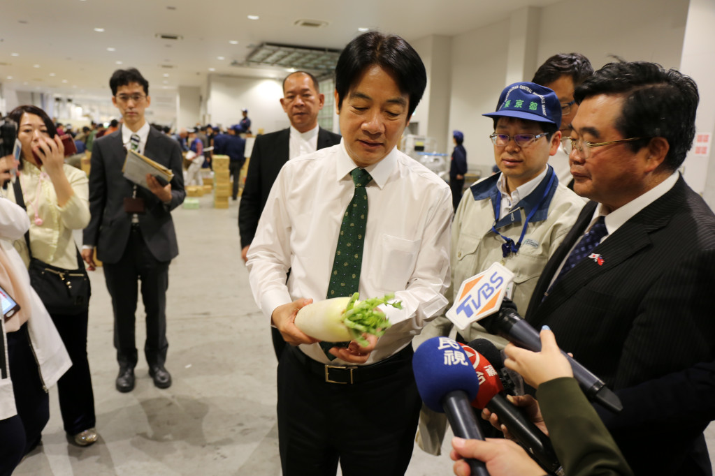 前行政院長賴清德前往東京豐洲市場，參觀漁產及蔬果區的拍賣及貨物運送情形。圖／賴清德團隊提供