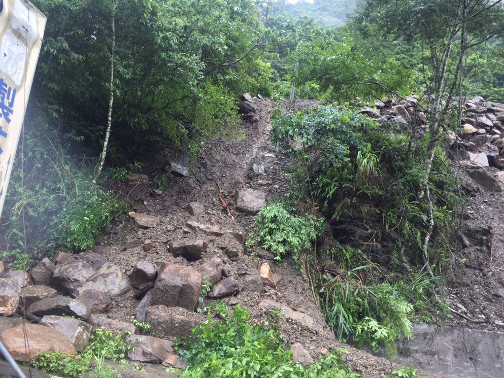 今天(19日)仍受西南風影響，有局部大雨或豪雨發生的機會，山區累積降雨量已相當多，容易有坍方、落石等現象，避免往山區活動。圖:資料畫面