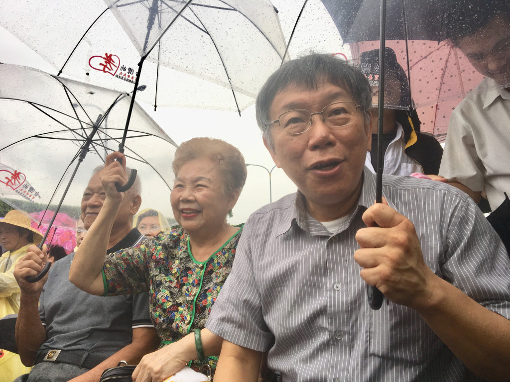 台北市長柯文哲爸媽今（15）日應親民黨台北市議員候選人邀請陪同掃街。圖／鍾孟軒（資料照）