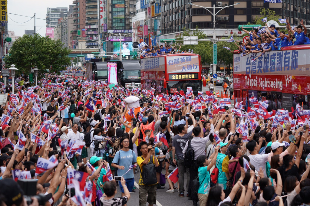 世大運台灣英雄大遊行31日登場，民眾熱情擠爆現場，歡呼聲、尖叫聲不斷，許多民眾及選手感動泛淚。圖／張良一