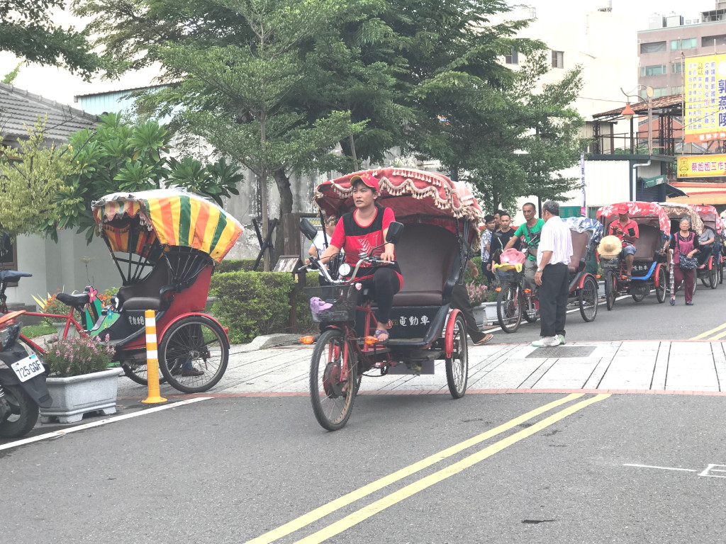 全國第一台觀光三輪車掛牌活動3日下午在鹿港公會堂前廣場正式開跑，由彰化縣長魏明谷發放車牌給通過檢驗的觀光三輪慢車，為全國第一台觀光「三輪以上慢車」合法上路的縣市。（彰化縣政府）