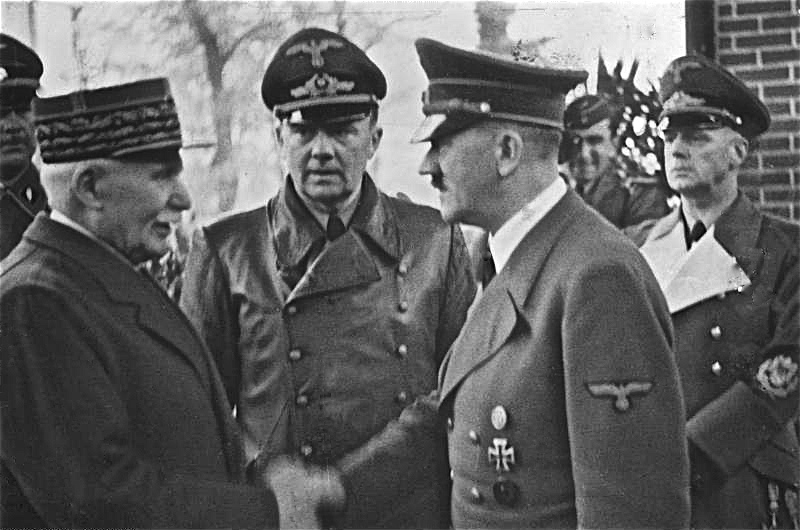 每一年的二戰終戰紀念日，也是貝當的屈辱日子，他從抗德英雄變成投降者，結束不名譽的一生。圖為1940年10月24日，貝當（左１）與希特勒（前右）會面。圖／擷自維基百科，公有領域