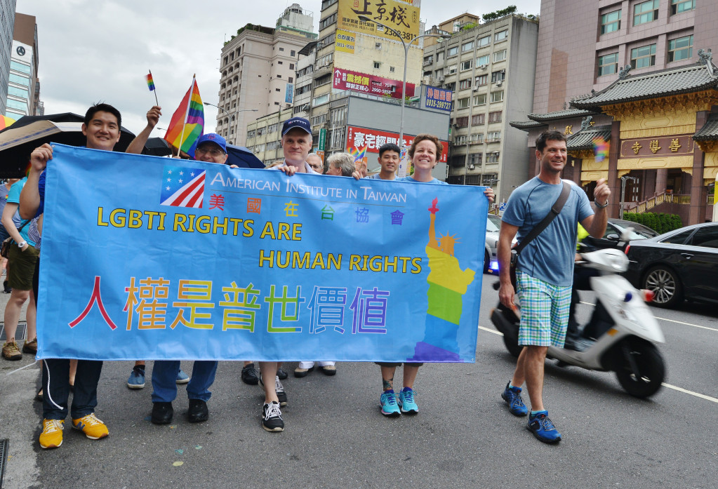 美國在台協會及多國駐台代表處一同參加台灣同志大遊行。圖／郭文宏