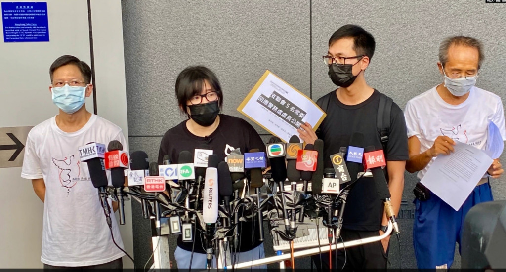 香港支聯會副主席鄒幸彤（左2）今天被警方逮捕，另外三名常委也同時被捕。昨日（9月7日）香港支聯會4名常委到員警總部向警務處處長遞交公開信，重申支聯會並非「外國代理人」，認為警方誤解法律，支聯會拒絕向警方提交任何資料。圖／擷自美國之音，湯惠芸攝