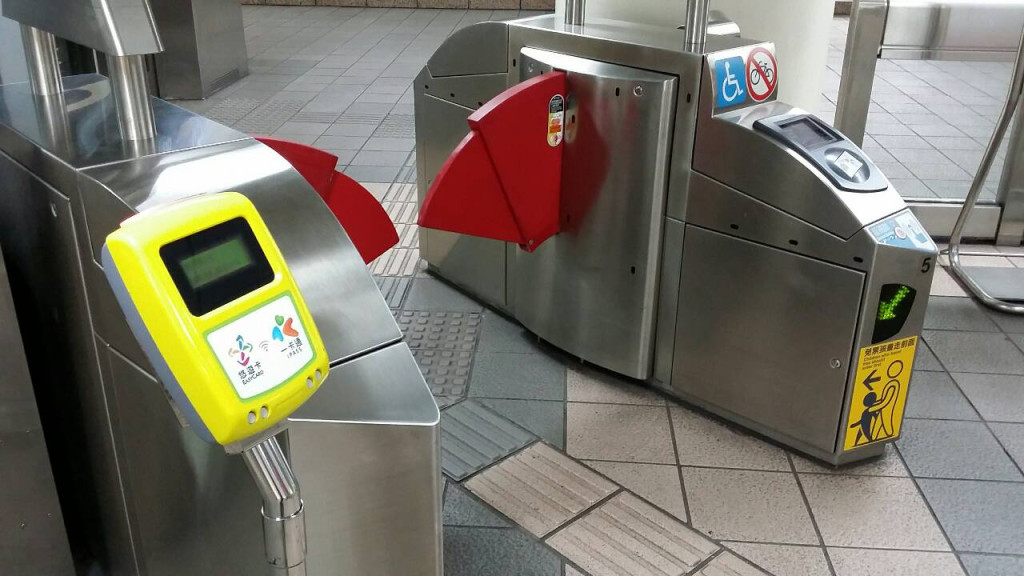 台北捷運公司今表示，台北捷運多卡通系統9月1日正式啟用，屆時全線117車站，旅客均可使用一卡通「ipass」，持一卡通旅客要走黃色的多卡通系統驗票機。（圖北捷提供20150824）