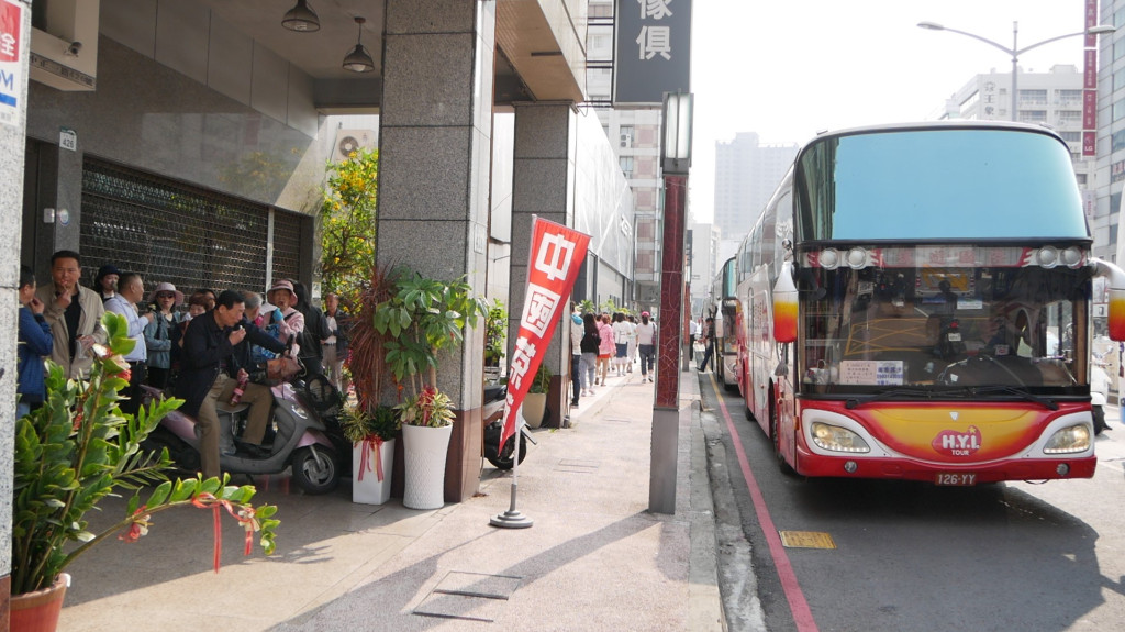 高雄中正路地下道旁占地2500坪、大型鑽石賣場，川流不息搭載中客/拍攝時間2019-3-19上午。(圖/陳俊廷)