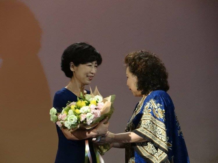 柯文哲妻子陳佩琪發文談母親節，自爆，兩人不久前吵架曾提到離婚，小孩說「媽媽我們支持你！如果離婚，我們的監護權都歸你喔」，讓她熱淚盈眶。（照片取自陳佩琪臉書）20150509