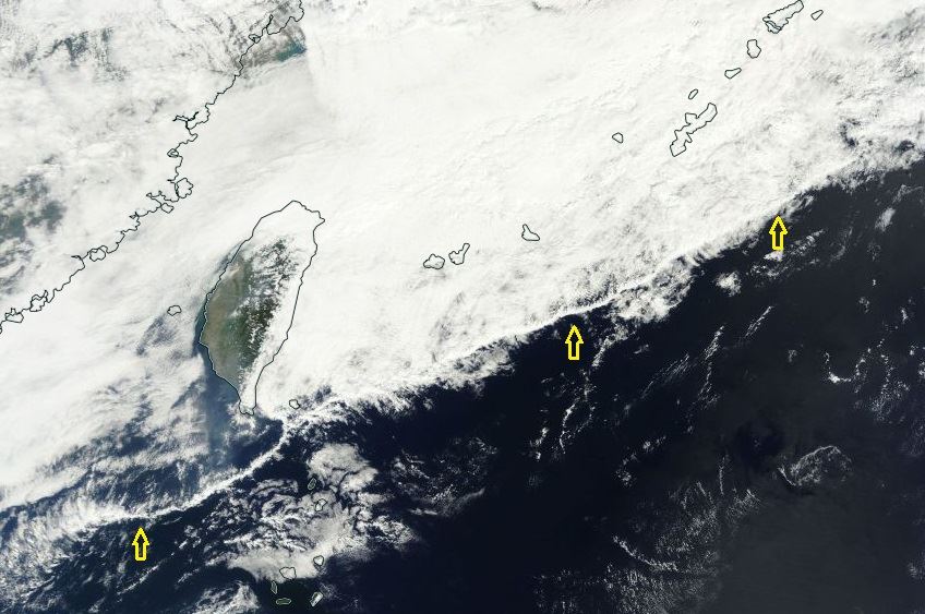 鄭明典臉書秀積雲線海面奇景。影像來源：NASA/EOSDIS(鄭明典臉書)