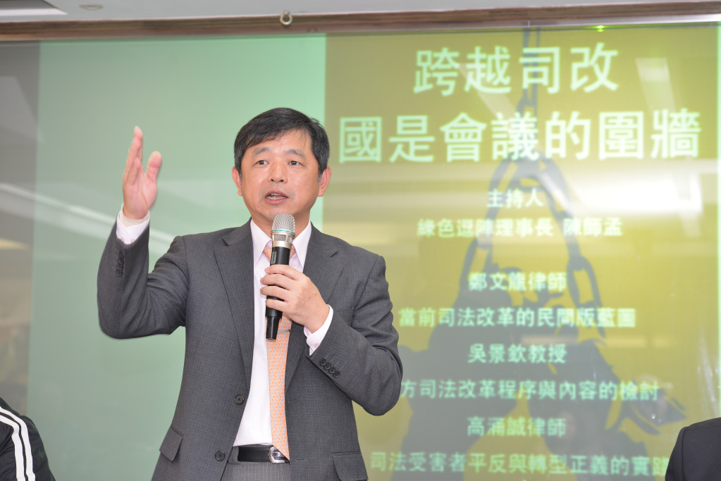 律師鄭文龍認為，小燈泡的媽適合進來參與司法改革，但不適合當籌備者。「搞錯了就會變司法的困境」。他說，像籌備會第一個工作要納入不同司改意見，但現在卻很少，「總統府網站意見很少，幾十個而已，我們有個團體要給他意見，她又不敢採納，這是自我設限」。圖／郭文宏