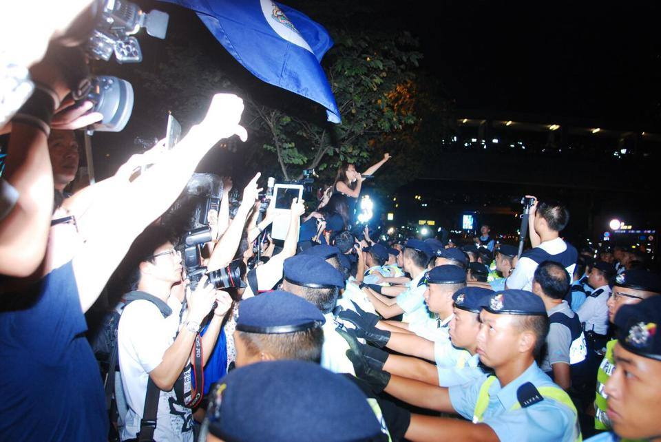 香港民眾聚集抗議鳥籠式普選。(翻攝自香港獨立媒體網臉書)