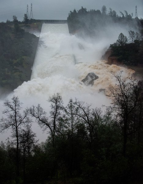 位於加州，號稱全美最高水壩Oroville Dam 出現潰堤危機，滾滾泥水沖刷而下，當局以要求下游居民撤離。(圖/擷取自加州水資源局推特)