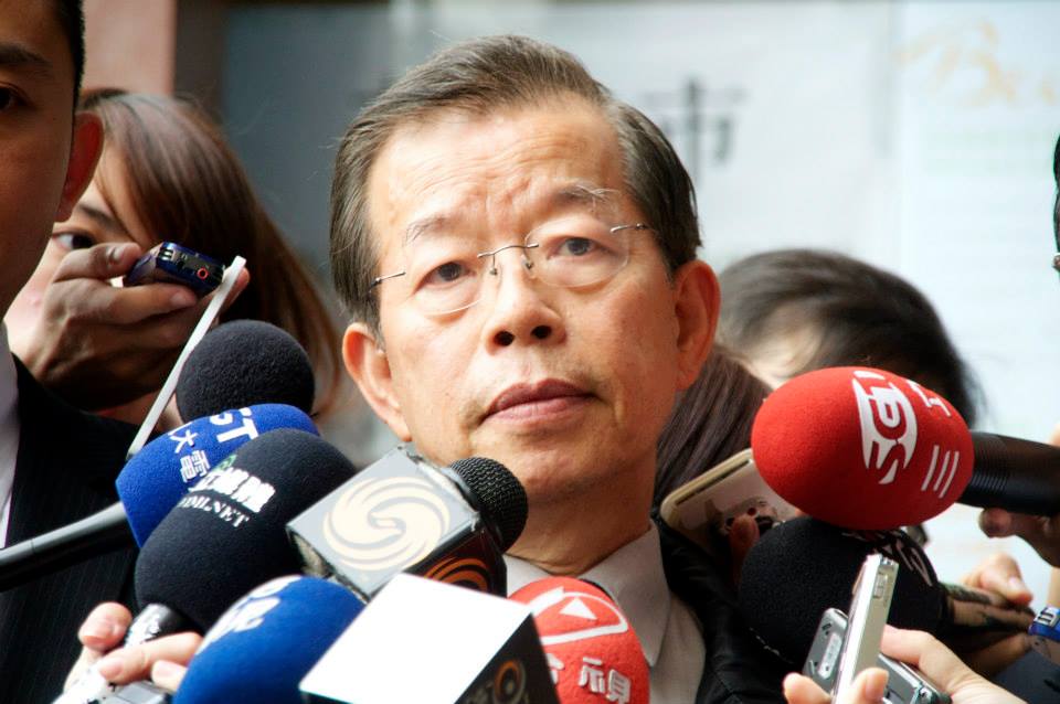 被洪秀柱開玩笑，說要對她孝順一點，前行政院長謝長廷回應，政治人物你來我往無所謂，但是不要扯上人家的媽媽，「我媽媽已經過世」。（本報資料照片，記者黃謙賢攝） 20150616