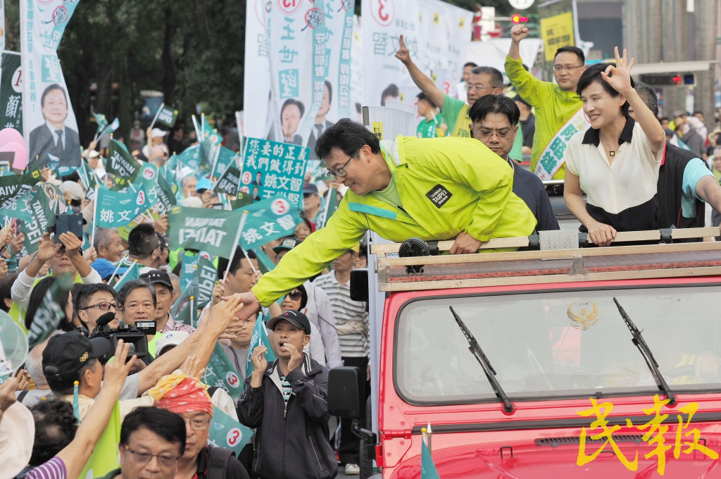 文化部長鄭麗君於參加同黨台北市長候選人姚文智「萬人手牽手，手護國家首都」造勢活動前受訪。圖／張家銘