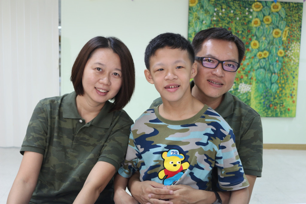 施佳雯(雯子)與彥庭一家每週六都期待合唱班練唱時光。圖／財團法人罕見疾病基金會提供