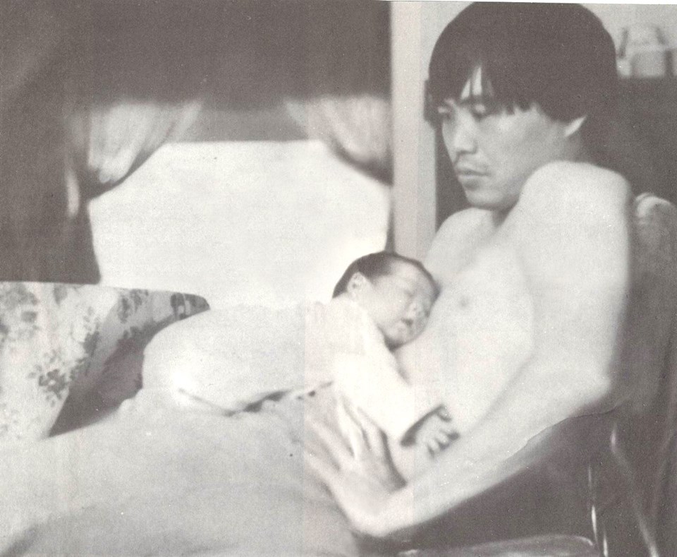 安睡在陳文成身上的，是他才剛出生沒多久的兒子，小翰傑。沒想到，傑翰出生才十三個月大，父親就因以現在眼光看起來很單純地愛台灣的理由而被暗殺身亡，冤屈迄今未能昭雪。圖/陳文成基金會提供