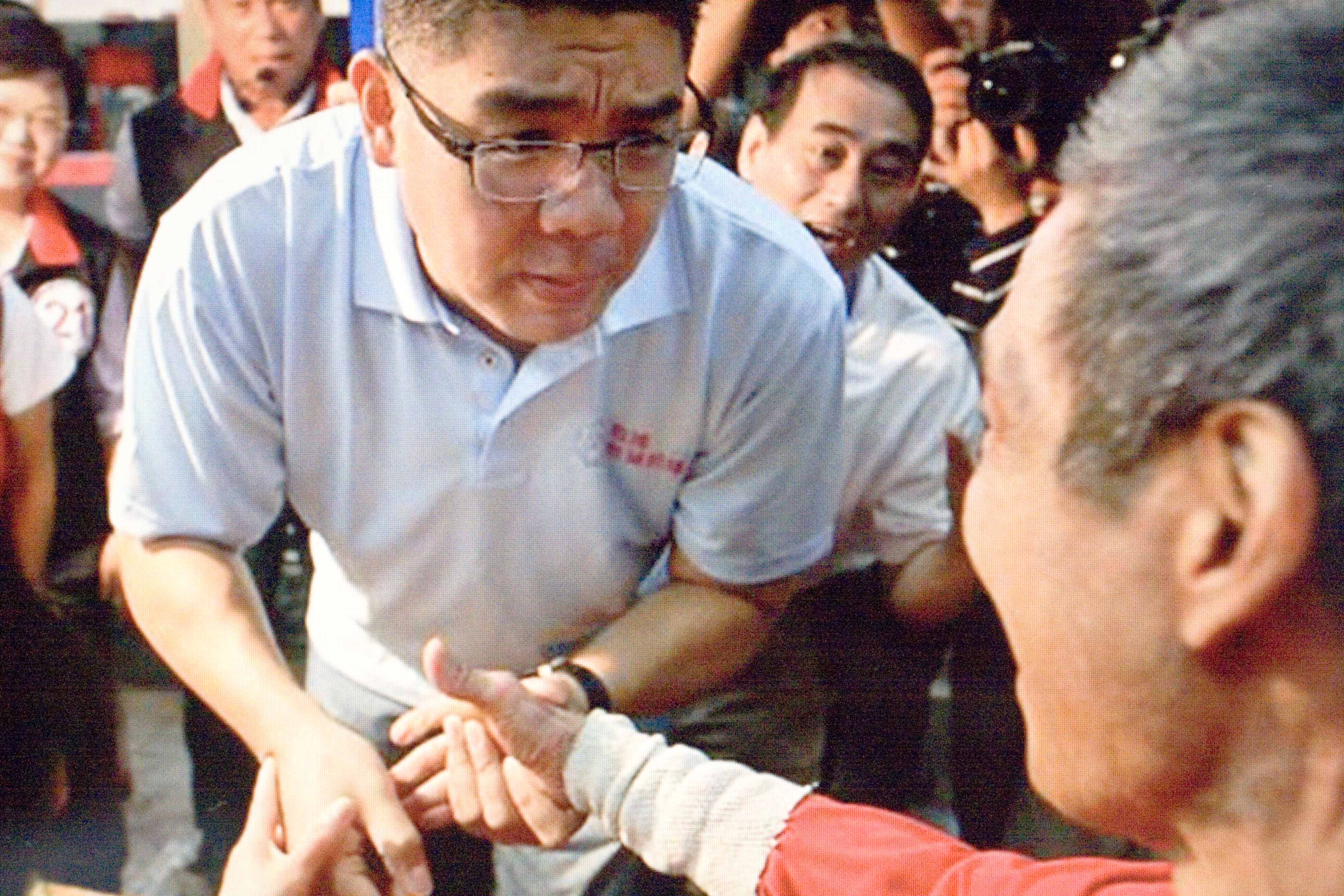 代表國民黨的台北市長候選人連勝文於傳統市場拉票（網路圖片翻攝）