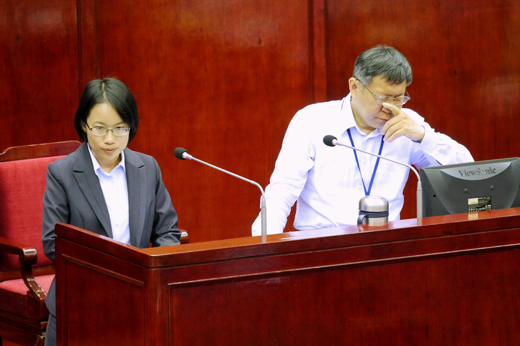 國民黨台北市議員陳重文今天（1日）在議會質詢時，質疑台北農產運銷公司總經理吳音寧去年6月上任後，近9個月來每月平均花30萬元送禮給貴賓。 圖／張家銘（資料照片）