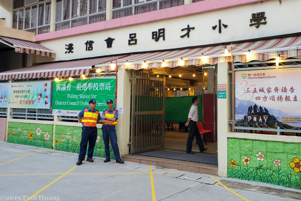 區議會選舉創下前所未有七成一投票率，香港人用選票表達意見，地方選舉升格為準公民投票。香港政府及中國政府對民心向背，如何因應，值得觀察。圖／黃柏彰